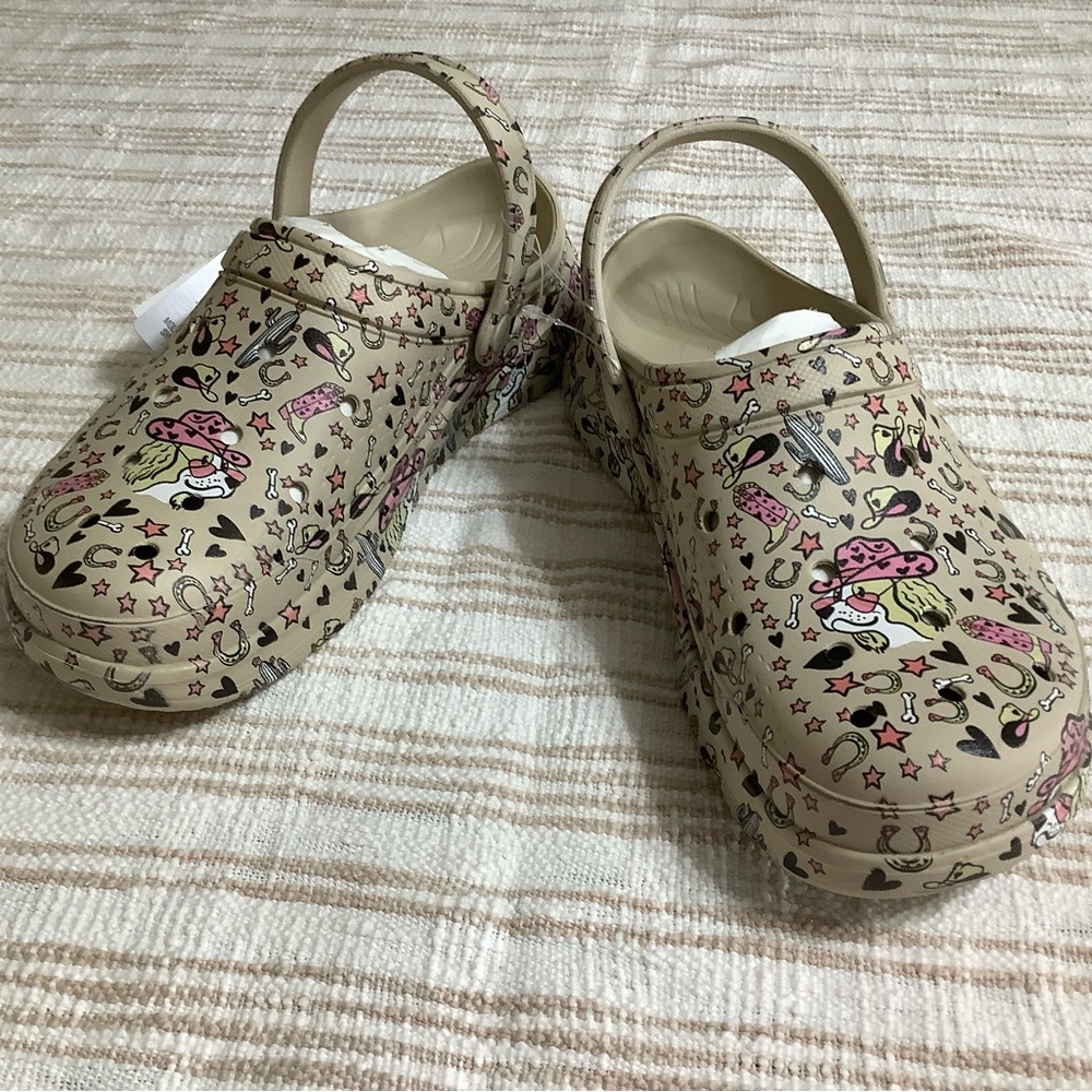 Skechers Tan and Pink Fun Print Clogs arch support size 8 NWT.